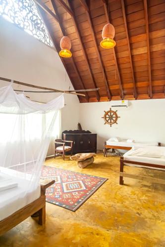 a room with beds and a ceiling with wooden ceilings at Hostal Secreto in Isla Grande