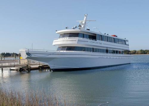 a large cruise ship docked at a dock at Beaufort Harbour Suites East Lodge in Beaufort