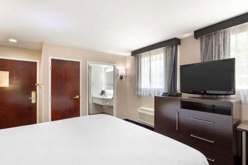 Μια τηλεόραση ή/και κέντρο ψυχαγωγίας στο Best Western Plus Fairfield Hotel