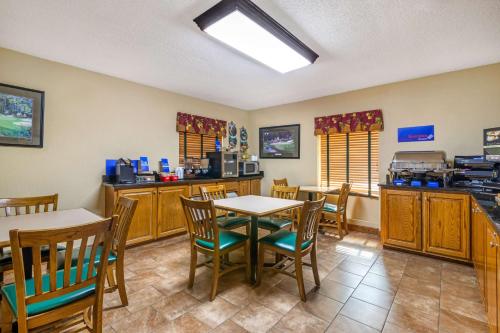 een restaurant met tafels en stoelen en een keuken bij Best Western Bradford Inn in Swainsboro