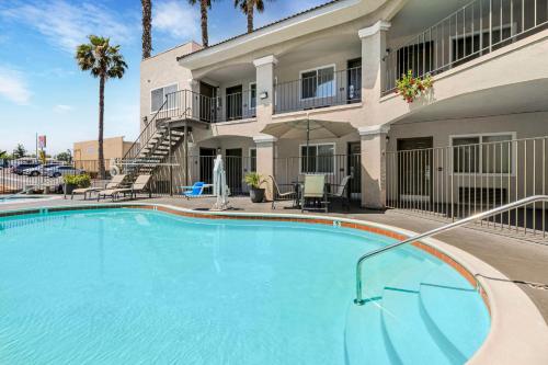 a large swimming pool in front of a building at Best Western Santee Lodge in Santee