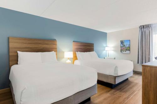 a hotel room with two beds and a window at Best Western Plus Wilmington / Wrightsville Beach in Wilmington