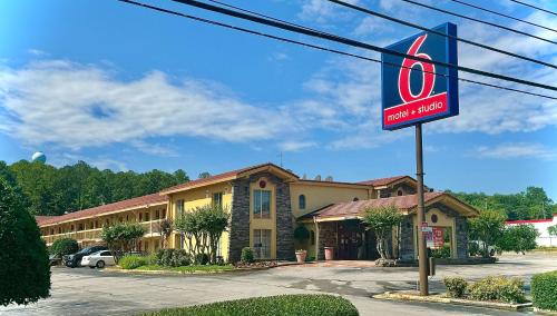 a k rite aid sign in front of a hotel at Motel 6 Huntsville AL University Dr. in Huntsville