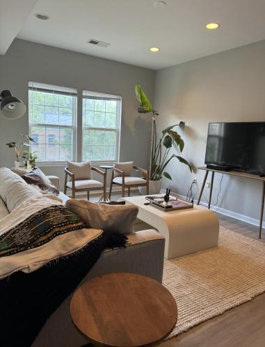 Una televisión o centro de entretenimiento en Spacious 3BD 2.5 BA - 15 Min to Downtown/Capitol