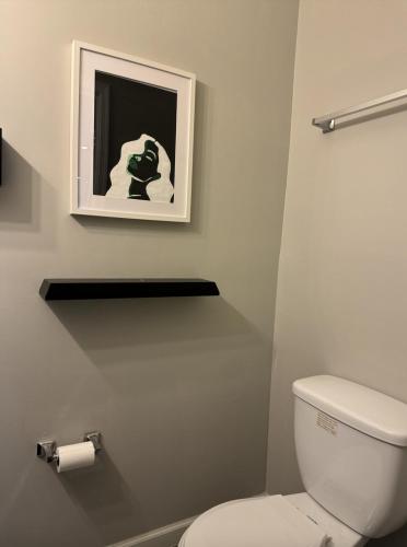 Un baño de Spacious 3BD 2.5 BA - 15 Min to Downtown/Capitol