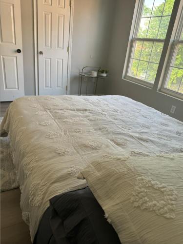 Una cama o camas en una habitación de Spacious 3BD 2.5 BA - 15 Min to Downtown/Capitol