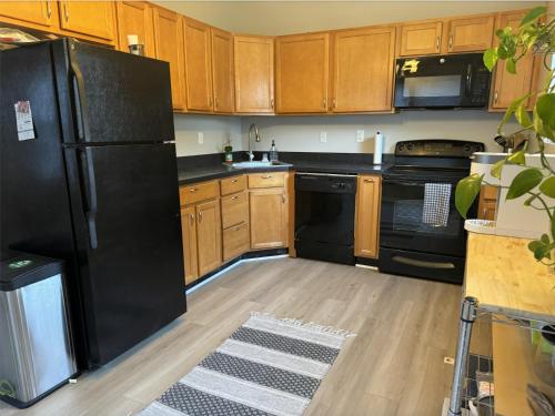 Una cocina o cocineta en Spacious 3BD 2.5 BA - 15 Min to Downtown/Capitol
