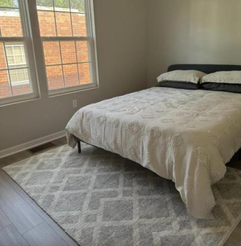 Una cama o camas en una habitación de Spacious 3BD 2.5 BA - 15 Min to Downtown/Capitol