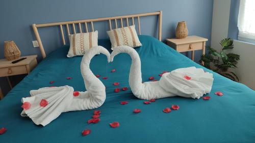 two swans making a heart on a bed with roses at La Rose Paisible in Brusson