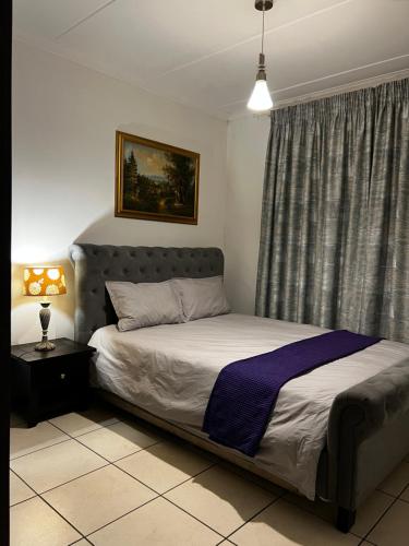 Ένα ή περισσότερα κρεβάτια σε δωμάτιο στο A Stunning Cozy Apartment