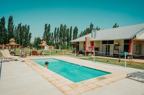 une piscine devant une maison dans l'établissement Cabañas Alma de Diamante, à San Rafael