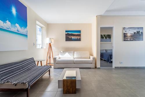 ein Wohnzimmer mit Sofa und Tisch in der Unterkunft Stella Maria Cristo Redentor e Praia in Rio de Janeiro