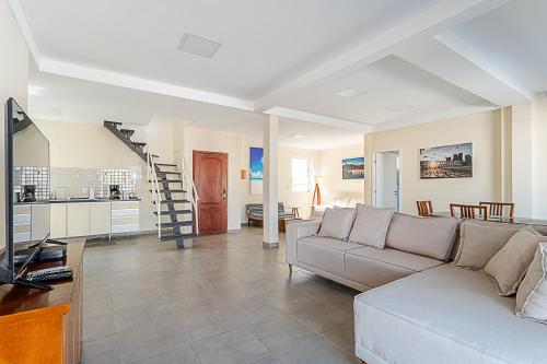 ein Wohnzimmer mit Couch und Küche in der Unterkunft Stella Maria Cristo Redentor e Praia in Rio de Janeiro