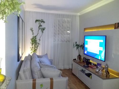 TV a/nebo společenská místnost v ubytování Apartamento compartilhado quarto com suite