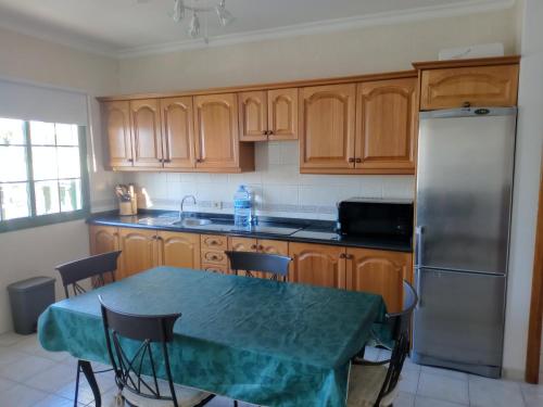 una cucina con tavolo e frigorifero di Apartmento Ito a Playa Blanca