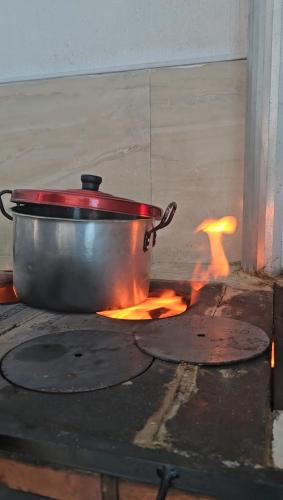 a pot sitting on top of a stove with flames at Casa vacacional Estadía Primaveral in Fusagasuga