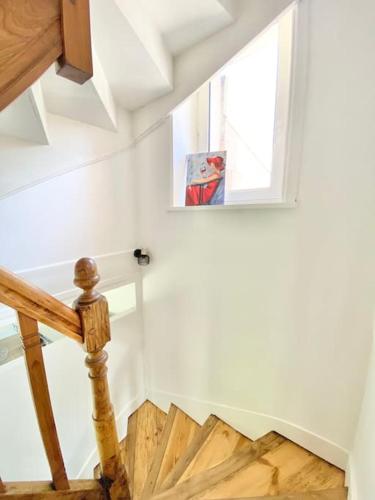 - un escalier dans une maison avec une fenêtre dans l'établissement LA MAISON DU STEIR - Villa Jardin en centre ville, à Quimper