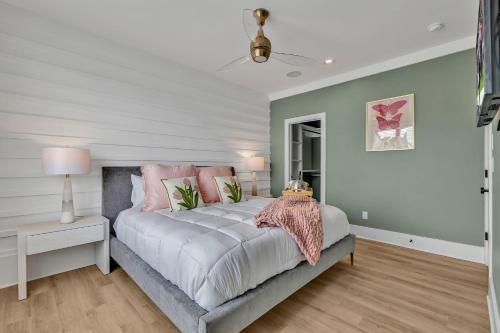 une chambre avec un grand lit avec des oreillers roses dans l'établissement Alto-Private Rooftop Deck-8 Mins to Broadway, à Nashville