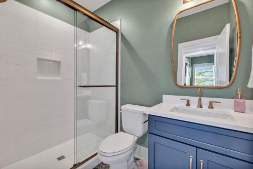 une salle de bain avec toilettes, lavabo et miroir dans l'établissement Alto-Private Rooftop Deck-8 Mins to Broadway, à Nashville