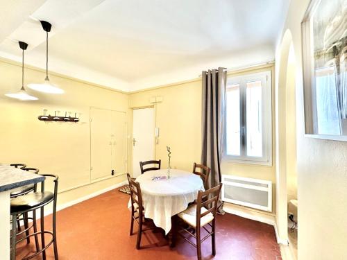 une salle à manger avec une table et des chaises et une fenêtre dans l'établissement Ersextius RL Aix-en-Provence, à Aix-en-Provence