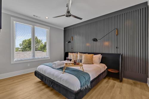 Un dormitorio con una cama con una mesa encima. en Tenor - Private Rooftop - 8 mins to Broadway, en Nashville