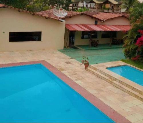 a swimming pool in front of a house at Complexo Turístico Gruta da Serra in Guaramiranga