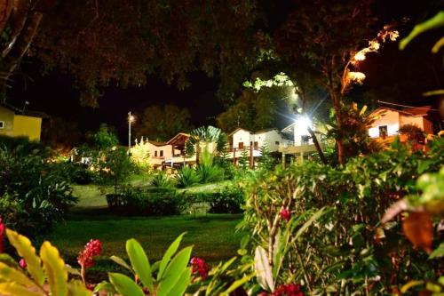 a group of houses in a yard at night at Complexo Turístico Gruta da Serra in Guaramiranga