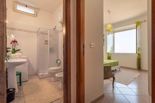 ein Badezimmer mit Dusche, Toilette und Waschbecken in der Unterkunft Holiday home in Cala Gonone - Nuoro (Provinz) 22967 in Cala Gonone