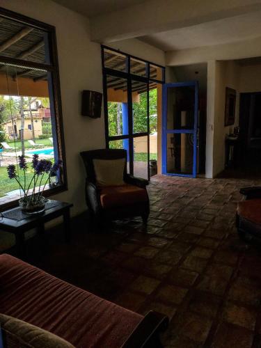 a living room with a couch and a chair at Encantadora Villa Aquarine in Buena Vista