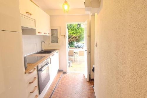 une cuisine avec un évier et un plan de travail dans l'établissement Charmante Maison avec extérieur - Astérix & CDG, à La Chapelle-en-Serval