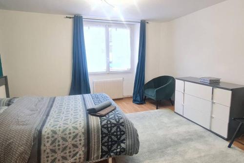 une chambre avec un lit, une commode et une fenêtre dans l'établissement Charmante Maison avec extérieur - Astérix & CDG, à La Chapelle-en-Serval