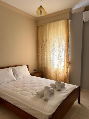 En eller flere senge i et værelse på Nikis Rose Garden Lxs