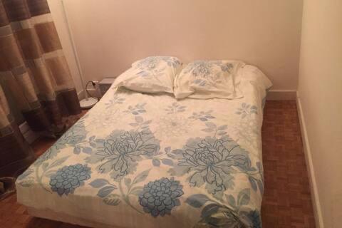 - un lit dans une chambre avec couverture dans l'établissement Résidence proche gare RER, à Noisy-le-Grand