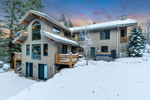 Το Sundance Splendor- 5-Bed Cabin Oasis with Majestic Mountain Views τον χειμώνα