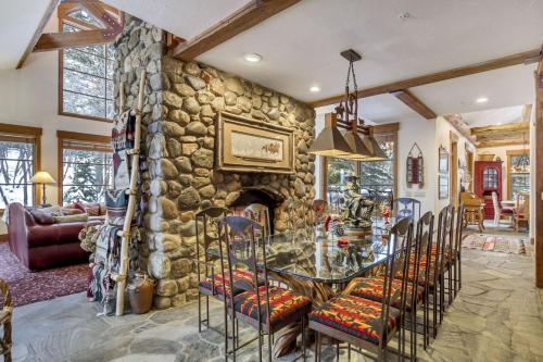 Χώρος καθιστικού στο Sundance Splendor- 5-Bed Cabin Oasis with Majestic Mountain Views