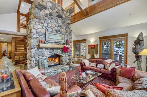 Χώρος καθιστικού στο Sundance Splendor- 5-Bed Cabin Oasis with Majestic Mountain Views