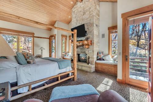 Χώρος καθιστικού στο Sundance Splendor- 5-Bed Cabin Oasis with Majestic Mountain Views