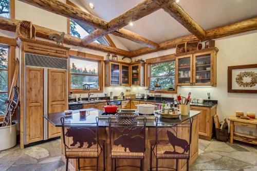 Η κουζίνα ή μικρή κουζίνα στο Sundance Splendor- 5-Bed Cabin Oasis with Majestic Mountain Views