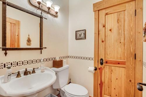 Ένα μπάνιο στο Sundance Splendor- 5-Bed Cabin Oasis with Majestic Mountain Views