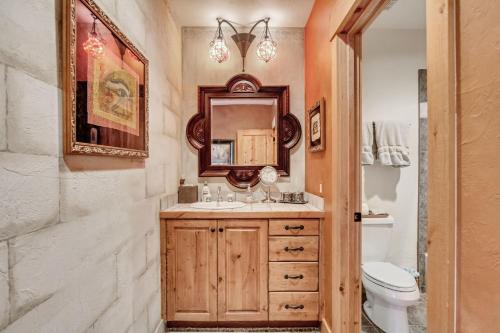 Ένα μπάνιο στο Sundance Splendor- 5-Bed Cabin Oasis with Majestic Mountain Views