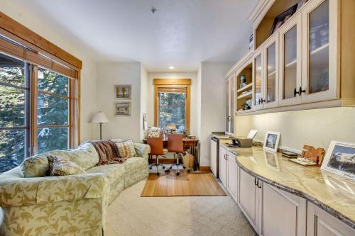 Η κουζίνα ή μικρή κουζίνα στο Sundance Splendor- 5-Bed Cabin Oasis with Majestic Mountain Views