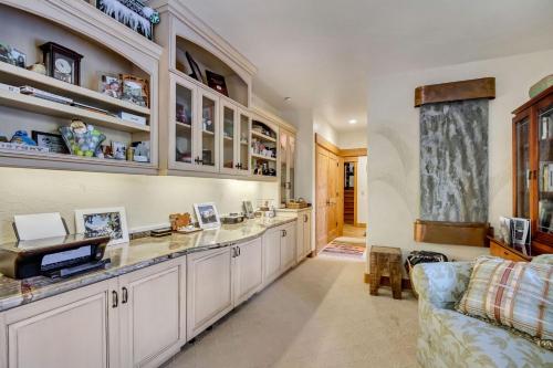 Η κουζίνα ή μικρή κουζίνα στο Sundance Splendor- 5-Bed Cabin Oasis with Majestic Mountain Views