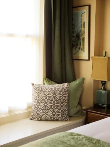 Χώρος καθιστικού στο Redtail Inn - 3 Suites Sleeps Up To 12