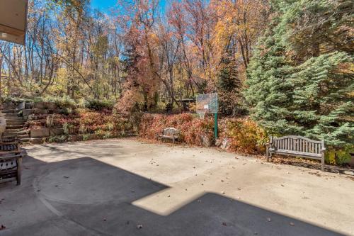 Κήπος έξω από το Sundance Splendor- 5-Bed Cabin Oasis with Majestic Mountain Views