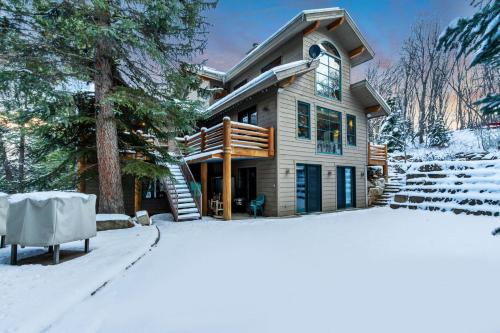 Το Sundance Splendor- 5-Bed Cabin Oasis with Majestic Mountain Views τον χειμώνα
