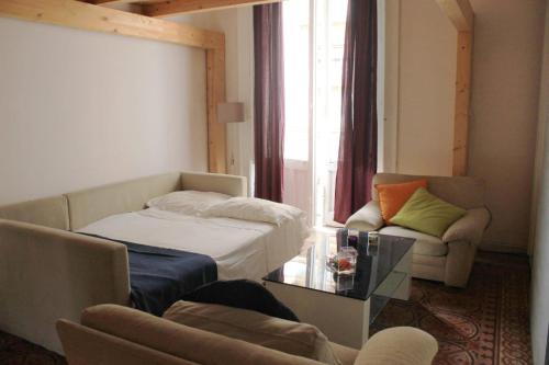 een woonkamer met een bed en een bank bij Casa Carolina in Giarre