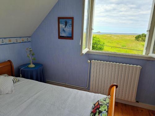 une chambre avec un lit et une fenêtre dans l'établissement House in Treompan near Sandy Beach, à Ploudalmézeau