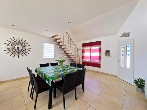 une salle à manger avec une table et des chaises dans l'établissement Modern House in Brittany near La Baule Bay, à Pénestin