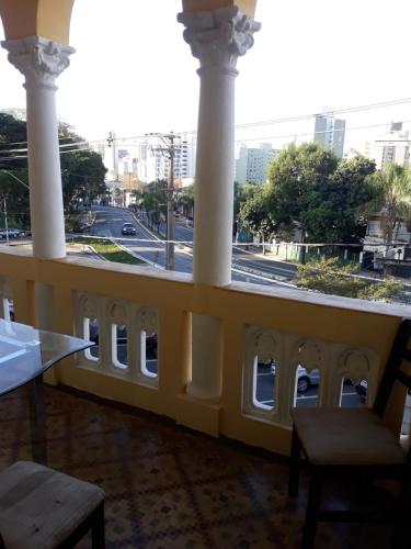 een balkon met uitzicht op een stadsstraat bij Ufuk Hotel in Sao Paulo