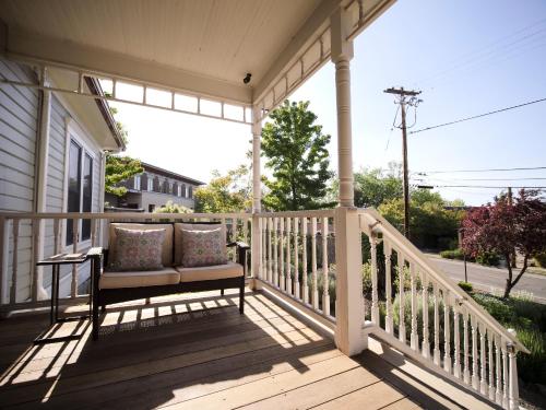 Μπαλκόνι ή βεράντα στο Redtail Inn - 3 Suites Sleeps Up To 12